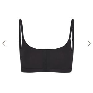 New with tags. Skims stretchy scoop neck bralette, with hook and eye front clasp